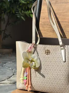 BAG CHARM ANGGREK LATEK MACRAME WARNA Gantungan Tas Lucu Desain Unik dan Menarik Ukuran 8-9 cm Tema Alam Aksesori Tas Istimewa