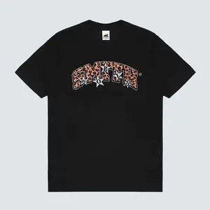 Kaos hitam putih klasik (bukan yang longgar) dengan motif macan tutul dan tulisan bergaya. Bahannya yang lembut sempurna untuk tampilan santai dan kasual—bergaya dan menarik perhatian!