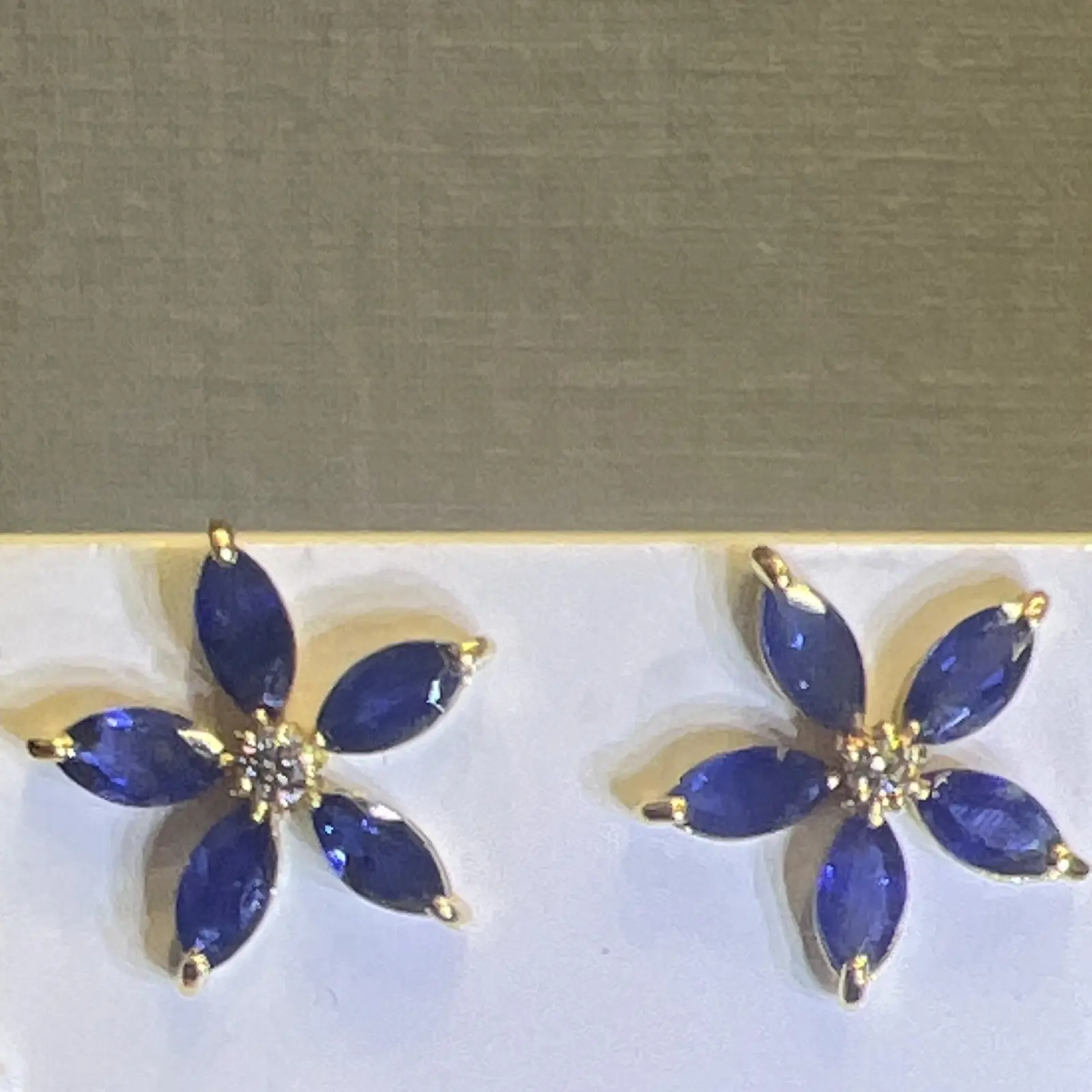 WG285 Asherée 16817071 DIAMOND BLUE SAPPHIRE EARRINGS , K18YG 1.079 gms, DIA 0.04 cts, NET WT 1.4116 gms, STONE 1.623 cts