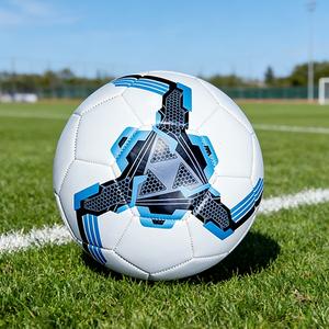 注目 サッカーボール／耐摩耗性のソフト仕様／大人・ユース向け（トレーニング・試合用）／サイズ4、5／付属品付き／インフレータブルニードル＆メッシュポケット付き／人気商品