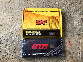 Product Review of (SMP X MTK  HEAVY DUTY 428) YAMAHA RXZ/ SS/ LC135/ Y125ZR/ Y110/ Y100/ Y75/ Y80 Front+Rear Sprocket+Gold Chain Motor Combo Set Hardened S20C Carbon Steel Heavy Duty Fine Blanking Technology Alloy Motorcycle Silver from Y**e 1