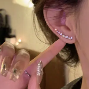 Anting Wanita Tulang Rawan 7 Kristal Perak Murni dengan Hadiah Tindik Zirkonia - Earrings