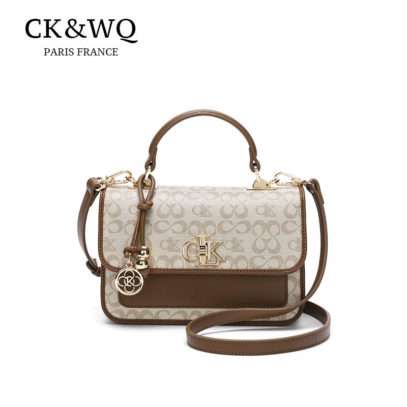  Túi Nữ CK & WQ Monogram Nâu Trắng Khóa Kim Loại + Charm Sành Điệu Thích Hợp Cầm Tay Và Đeo Chéo 
