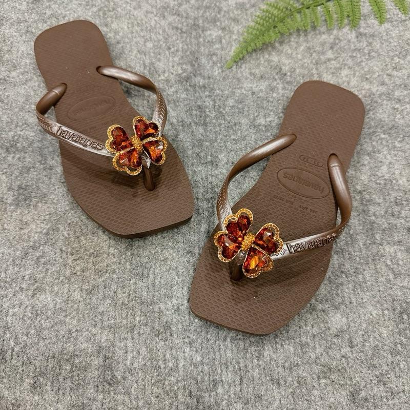Havaianas - Dép Nữ Xỏ Ngón Đế Vuông Trơn Mix Charm Cỏ 4 Lá Cao Su Êm Chân.