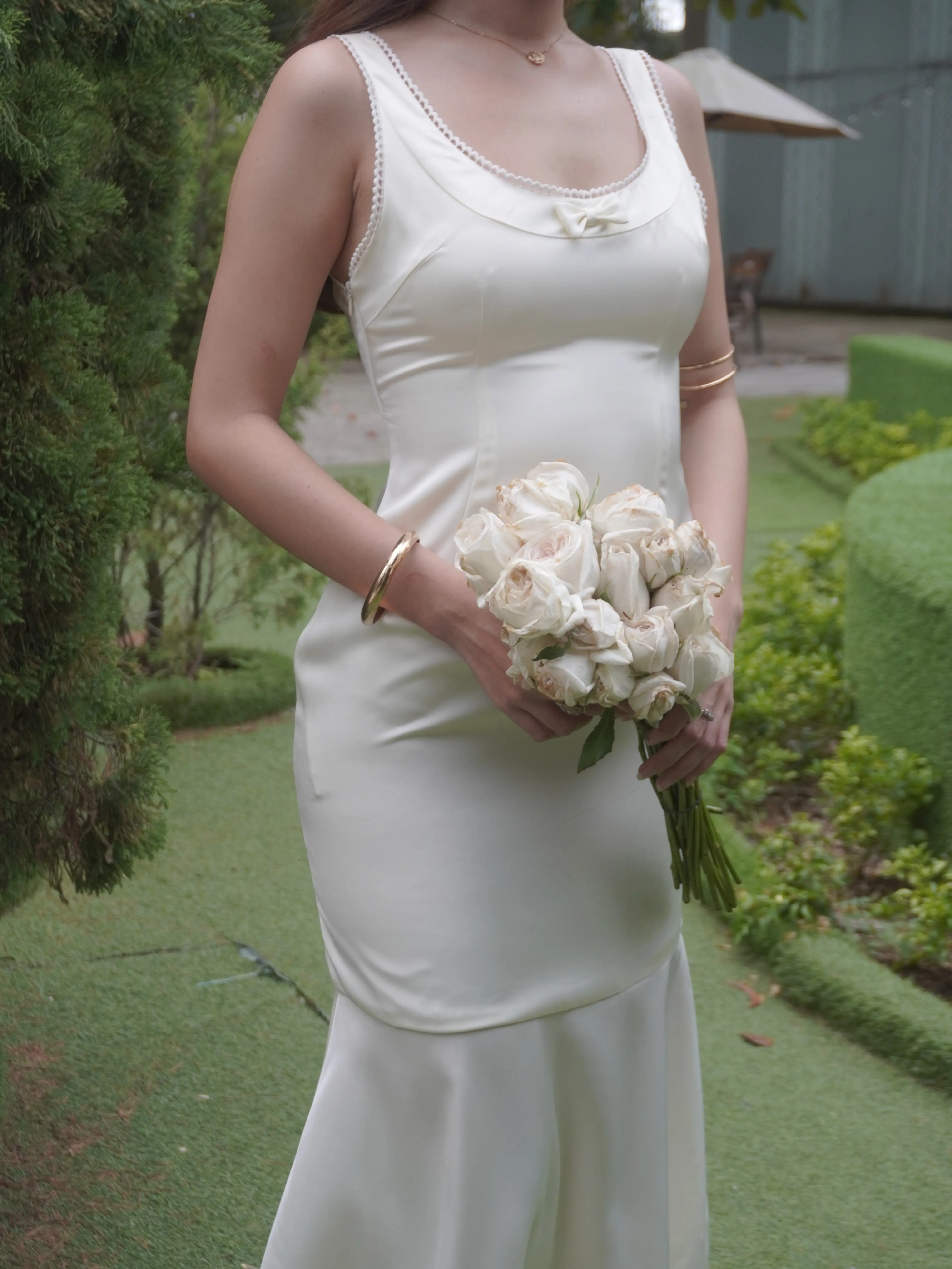 LUMI IVORY - Đầm lụa lãnh phối ren khoét lưng cổ vuông form dáng đuôi cá | BigBuy360 - bigbuy360.vn LUMI IVORY - Đầm lụa lãnh phối ren khoét lưng cổ vuông form dáng đuôi cá | BigBuy360 - bigbuy360.vn