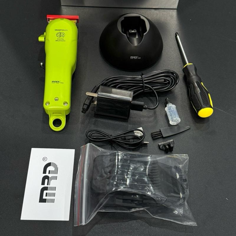 Tông đơ MRD 3969 Smart hàng chính hãng độc quyền thị trường Việt Nam ( Cam kết máy lỗi trong 14 ngày được đổi mới 100%, bảo hành 1 năm miễn phí, sửa chữa trọn đời ) Động cơ Không chổi than ->7200 vòng/phút, lưỡi mạ vàng + DLC bền bỉ, sạc nhanh type-c