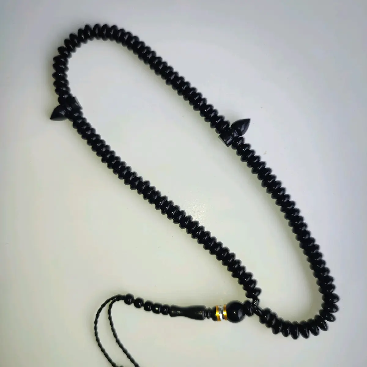 Tasbih 99 Butir Hitam Klasik Motif Bulat Pipih untuk Muslim Ukuran 6mm Desain Khusus dan Fleksibel Sebagai Kalung Tasbih