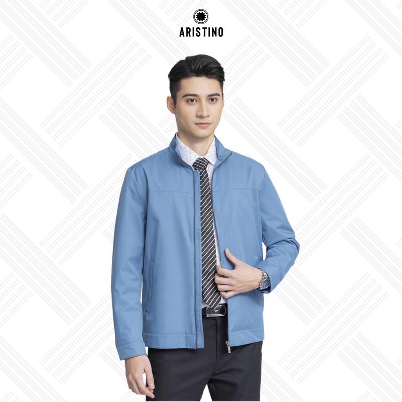 ARISTINO Áo khoác nam 2 lớp chất liệu Polyester cải tiến, bề mặt vải bóng mịn, giữ phom tốt, hạn chế nhăn nhàu, mang lại độ bền và sự sắc nét trong suốt quá trình sử dụng AJK056W3
