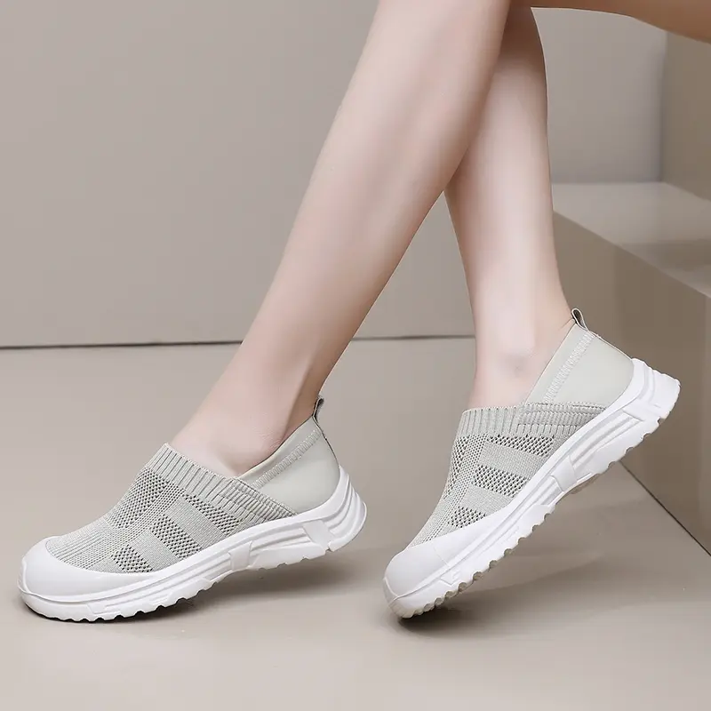 Leisure, fashion and comfort sports shoes non-slip outdoor daily breathable shoes light ladies non-slip shoes solid color yards all.