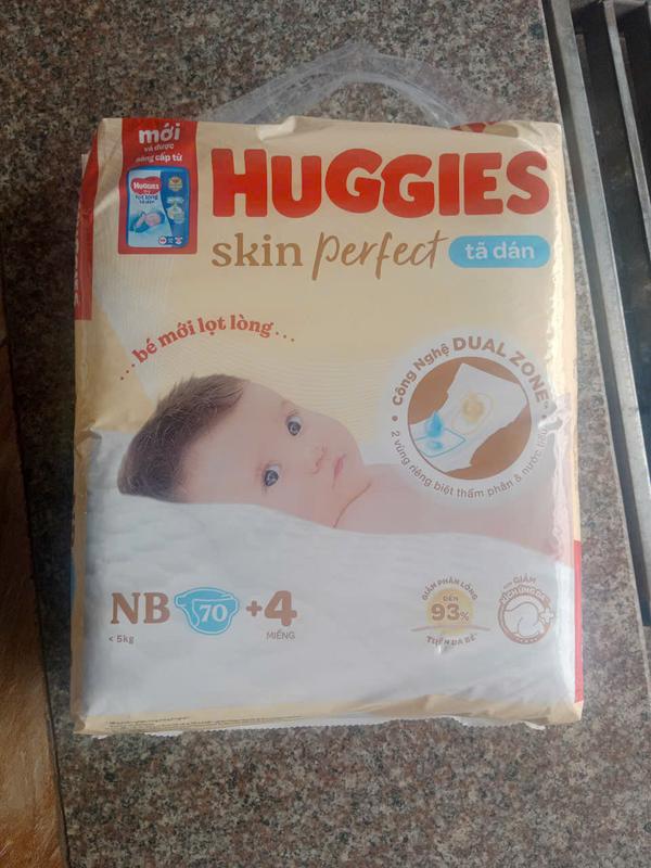Bỉm tã dán Huggies Skin Perfect NB70+4 (số miếng tặng có thể thay đổi tùy theo lô nhập hàng) cho bé dưới 5kg công nghệ Dual Zone siêu thấm, chống kích ứng cho bé 0