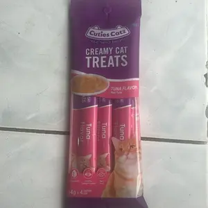 Makan kucing basah  yg di pegang ama yg punya