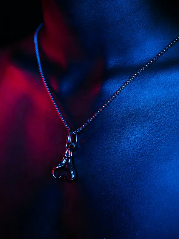 FOURJEWELRY Kalung Desain Sarung Tangan Tinju Untuk Fitness Dengan Liontin Gaya Punk 1