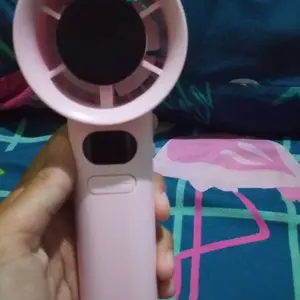 2026 Kipas Angin Mini Portable Genggam Kuat Angin Turbo Mini Air usb Tahan Lama 24 Jam Kecil Murah dengan Tali Gantungan untuk Anak Sekolah M11promax Kipas Genggam Layar LED 120 Gear 16500RPM Angin Kencang