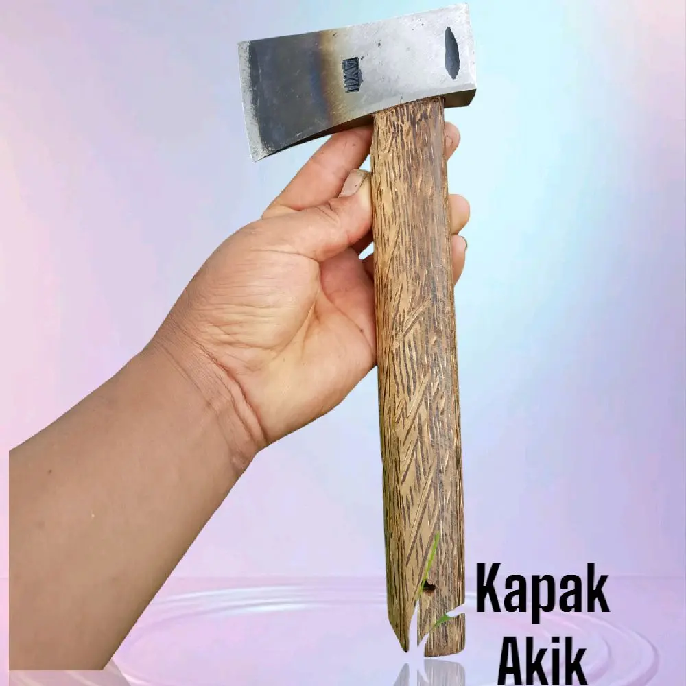 Kapak kecil multifungsi cocok untuk digunakan sebagai alat pertukangan atau alat untuk berkebun .
