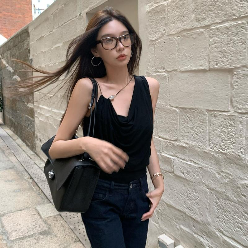 Áo hai dây cổ thuyền màu đen, kiểu dáng tôn dáng phong cách hot girl, chất liệu mềm mại co giãn, áo nữ không tay mùa hè đi chơi và ra ngoài