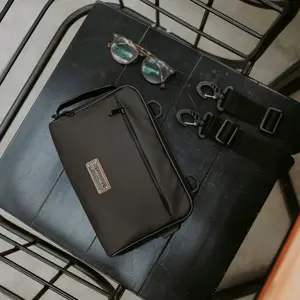 WAISTBAG PRIA WATERPROOF ANTI AIR TAS SELEMPANG BISA JADI HANDBAG Cowok Hitam