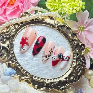 PRESS ON NAILS Kuku Palsu dengan Desain Bintang dan Pola Khusus untuk Tampilan Elegan dan Menarik