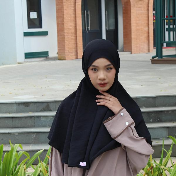Bergo Crinkle - Kerudung Langsung Cantik- Bergo Jasmine Tekstur Rami Muslim Nyaman - Lami Hijab Hitam Simple Instan Panjang 1