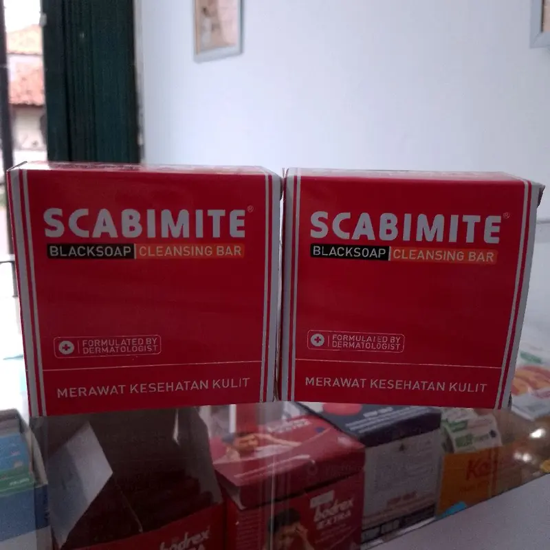 Scabimite blacksoap merupakan sabun perawatan kulit untuk membantu melawan kuman & bakteri sehingga tidak membuat kulit menjadi kering 3