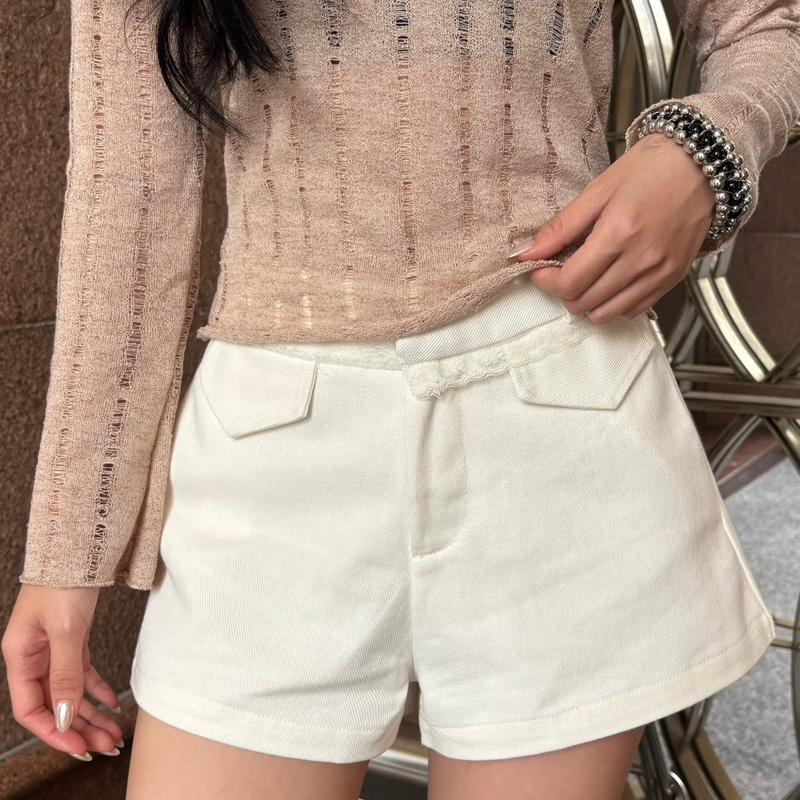 Calla Shorts - Quần Short Kaki Nữ Thiết Kế Có Túi Phối Viền Ren Dễ Thương Màu Trắng & Xanh sọc trắng