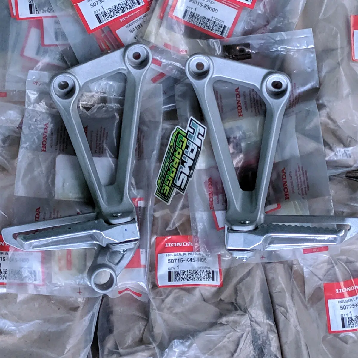FOOTSTEP BELAKANG CBR150 K45 ORIGINAL BARU FOOT STEP K 45 POSTEP CBR 150 NEW ORI