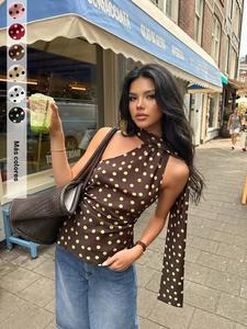 Top halter de estilo boho vintage, sin mangas con diseño de lunares, cinta en hombro inclinado, frunces en la cintura, tejido con brillo suave, tank versátil para mujer