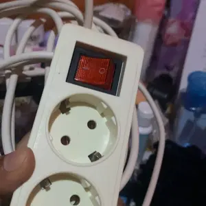 STOP KONTAK + KABEL 2/3/4/5 LUBANG 1.5/3/5/10 M SNI Barang Lokal Tembaga Multifungsi Tahan Api Perlindungan Insulasi Saklar On/Off Perlindungan Embun Beku Jaminan Keamanan