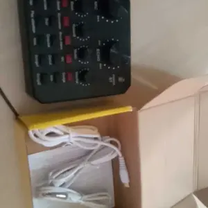 Soundcard v8 Mixer External Sound card V8 Audio Microphone Singing Live Plastik Sound Effect Computer Elektronik Komputer Laptop