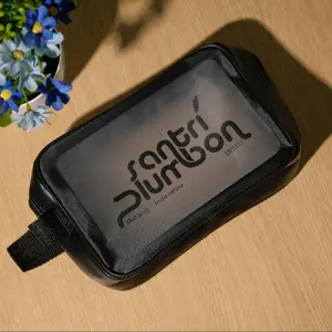 SANTRI PLUMBON Tas Transparan WASHBAG SANTRI PLUMBON Pouch Travel Bag Organizer Hitam Bahan PVC Berkualitas Tinggi dengan Risleting Kuat untuk Perjalanan Anda