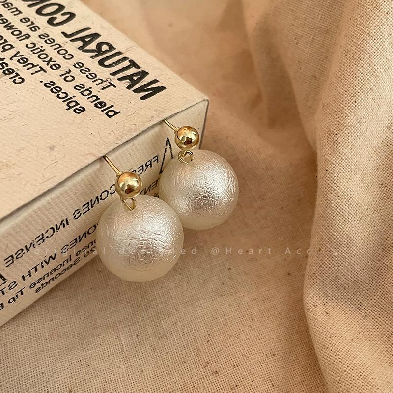 Product Introduction of French Earrings Women's Fashion Retro Hong Kong Style Earrings 2024 New Niche High-end Earrings 7