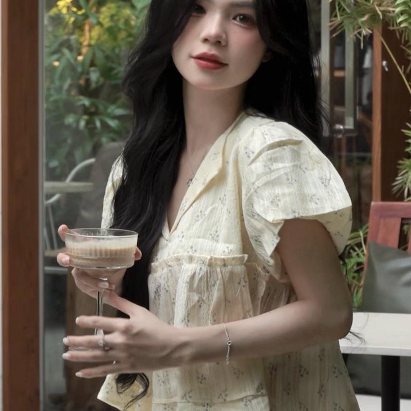 SMOR ROOM Áo babydoll cổ V cách điệu hoa văn nhí VAN