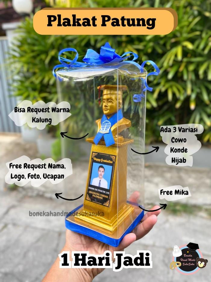 Gambar BONKA - Patung Plakat Trophy Wisuda Box Mika Warna Gold Hadiah Kelulusan Costum Free Request Nama Wisudawan Logo Sekolah Kalung Wisuda Graduation Gift Hijau - Cowo dari Bonekahandmadesukasuka Kab. Sukoharjo Tokopedia