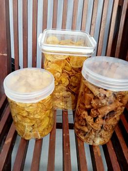 Product Review of paket bundling 1 kg keripik pisang kepok gurih & sumpiah abon udang Camilan Snack from B**a A**a 0