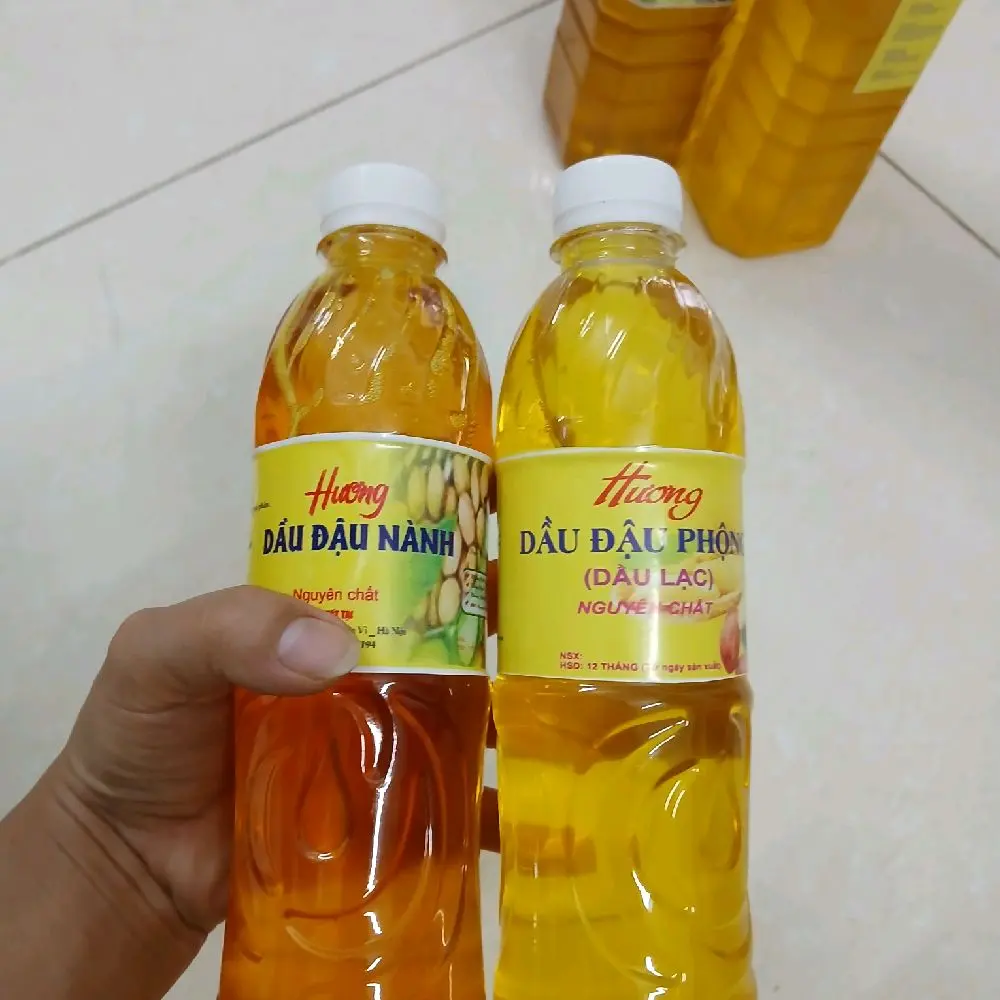 dầu đậu phộng. dầu mè đen. dầu đậu nành. Nguyên chất. dầu nhà em Hương tự sản xuất ra và tự sản ép ra nên không có chất bảo quản và không có chất phụ gia