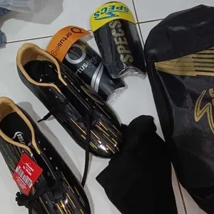 Deker Sepak Bola dengan Desain Ergonomis dan Nyaman