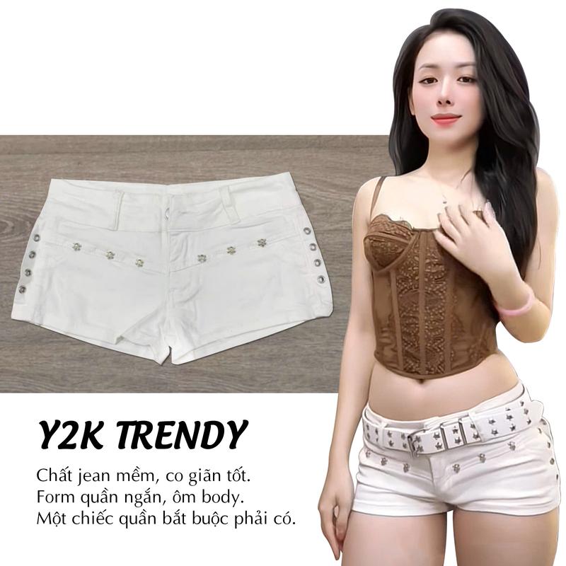 A2 - Quần đùi jean trắng nữ cạp trễ đính đinh tán Y2K lưng thấp ôm body đi chơi đi diễn nhảy dance trendy short ngắn