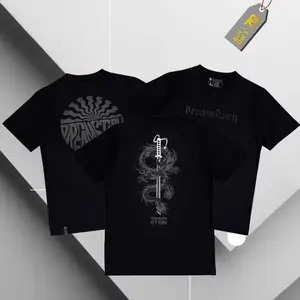 Dreamtown Kaos Hitam dengan Teks Gaya & Desain Naga Tshirt untuk Pria Berbagai Ukuran S hingga XXXL