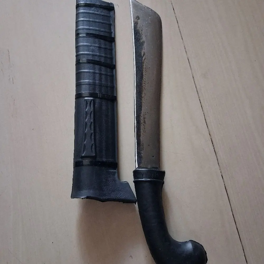 Pisau dengan Sarung Hitam dan Handle Hitam Alat Memotong Praktis dan Nyaman untuk Penggunaan Sehari-hari