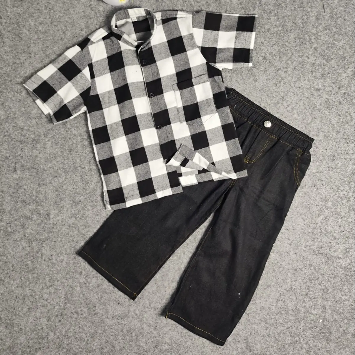 Kemeja Catur Putih,Denim Hitam