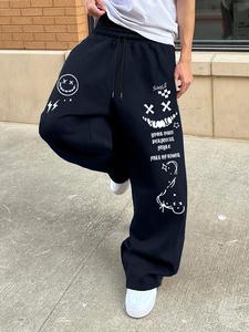 メンズ トレンディなストレートレッグ スウェットパンツ、巾着型ウエスト、サイドプリント、秋冬向けの快適カジュアルウェア