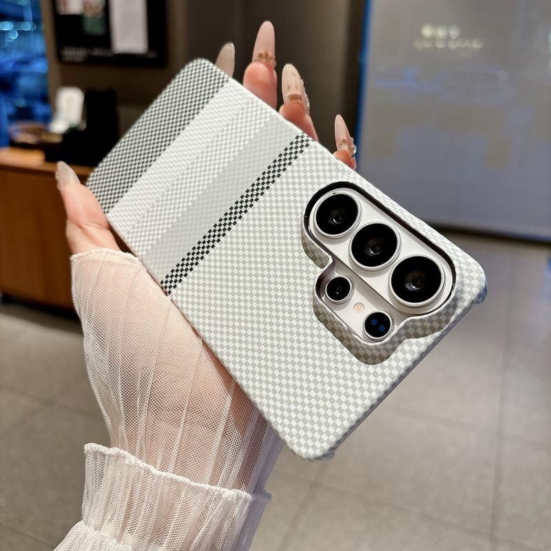 Ốp lưng Samsung có lớp sợi carbon, tương thích với dòng Samsung S và dòng A, phong cách nam cho các mẫu S22 và S26.