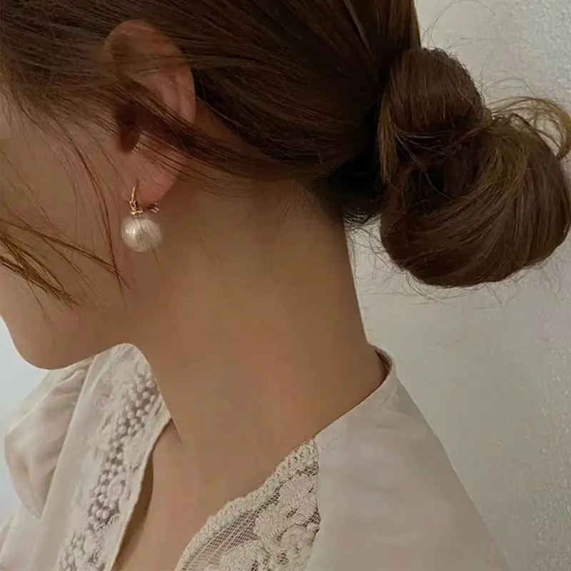 [Shiny Molly Shop] Copper Alloy Imitation Pearl Ear Accessories New Trendy Short Style, Simple and Versatile Elegance