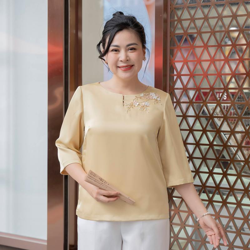 GUMOM - Áo Kiểu Trung Niên U50 U60 Cao Cấp Cổ Tròn Tay Lỡ Thêu Hoa Đính kết hoa và pha lê thủ công Sang Trọng Cho Nữ - Women Nhung Kem Xanh Nho Tua Rua Top Voi