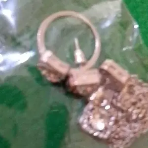 Satu set elegan dan mewah berisi 3 buah perhiasan, terdiri dari kalung, anting, dan cincin bertabur berlian dan zirkon.