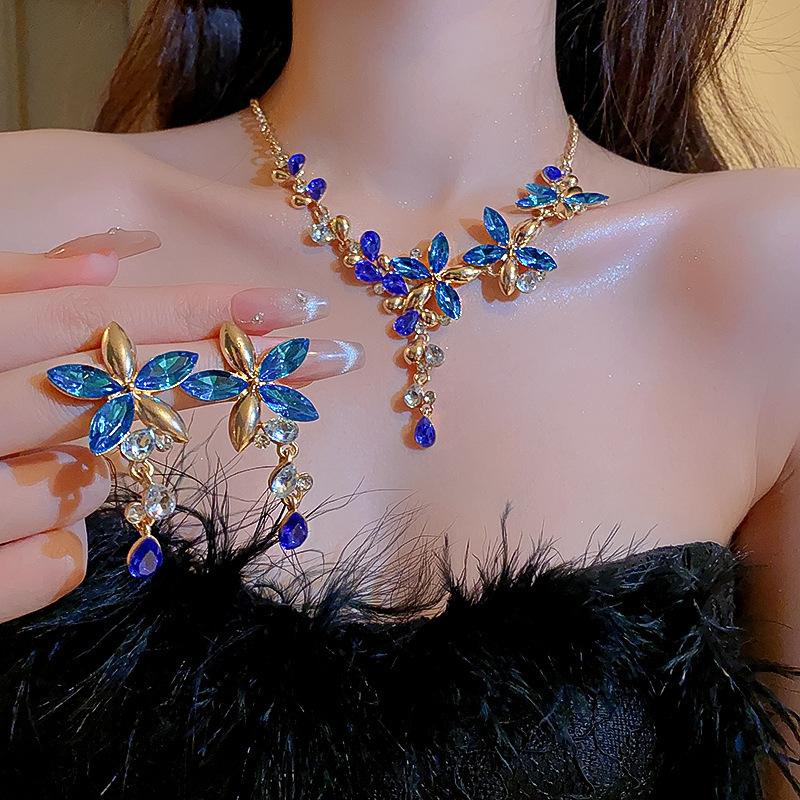 Bộ trang sức vòng cổ và khuyên tai phong cách châu Âu, thiết kế hoa màu xanh dương, phù hợp dự tiệc cho nữ