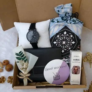 Gift Box Jam Tangan dan Sejadah Treveling - Hampers Sejadah dan dompet - Kado Untuk Cewek - Paket Hampers Lengkap - Hampers Aesthetic Kekinian - Kado Untuk Pacar - Kado Untuk Cewek - Ulang Tahun - Anniversary - Wedding - Graduation Muslim Sajadah