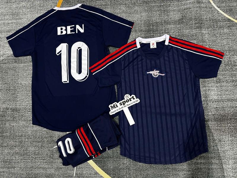 Bộ quần áo bóng đá Arsenal retro 2025 – VAI MÈ KIM CAO CẤP, LOGO THÊU. IN TÊN SỐ