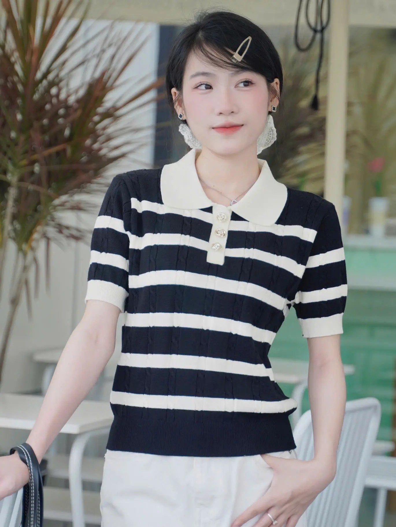 (Deal Mở Bán) BST Hè 2025 Áo Len Dệt Kim Hè 2 Màu Phối Cúc Vàng Đồng Bông Hoa, Kết Hợp Kẻ Ngang Phù Hợp Đi Làm,Đi Chơi,....  M09-TINOZA | BigBuy360 - bigbuy360.vn