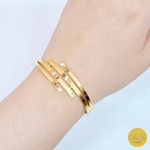 (Beli 2 Bonus 1 Random) Gelang Bangle Titanium Motif Kipas Model Bukaan Samping Warna Gold Isi 1 Pcs - Aksesoris Wanita - Perhiasan Wanita - Kualitas Premium - Kualitas Impor - Bracelets Emas