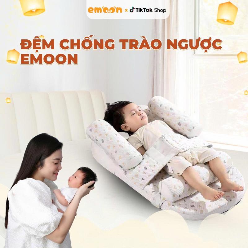 DEAL ĐỘC QUYỀN MẸ PHƯƠNG Đệm Chống Trào Ngược 15-30 Độ Gối Ngủ Cho Bé Emoon Cao Cấp có gối chặn kèm đai cố định giúp bảo vệ cột sống cho bé